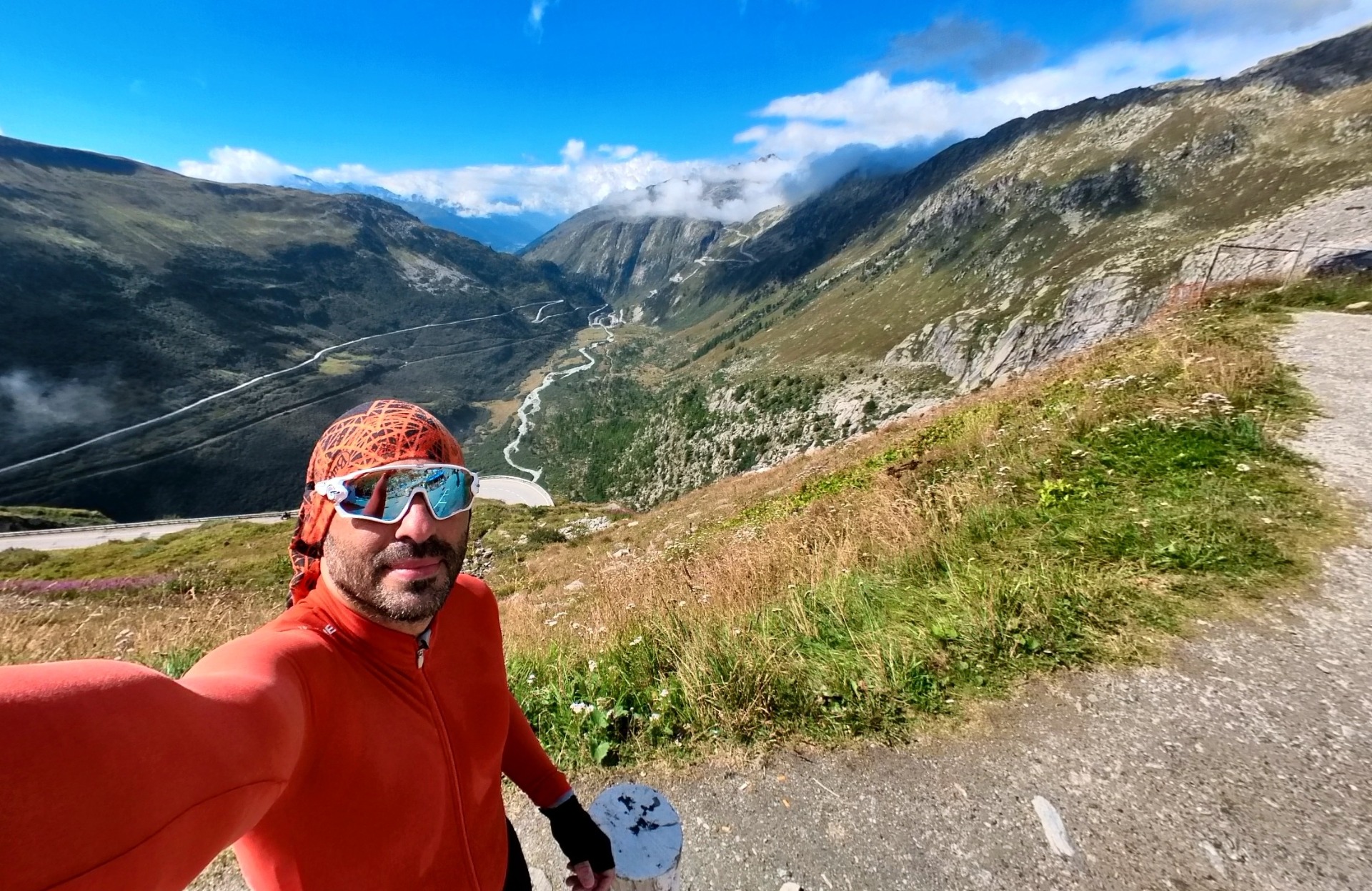 Πανοραμική άποψη του χάσματος και του Grimselpass που φαίνεται απέναντι ακριβώς (η κοντή ανάβαση)...
