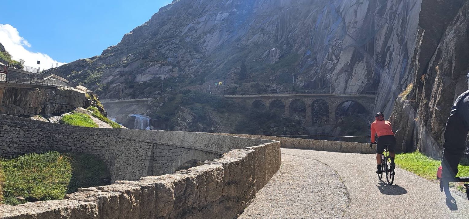 Όμορφο μονοπάτι έως πάνω στον κεντρικό δρόμο...