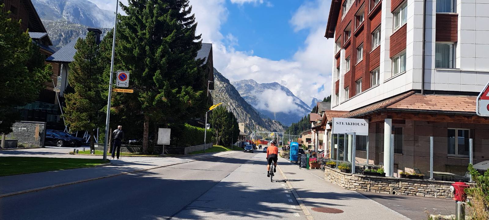 Έξοδος από Andermatt...το ότι πέρασα δίπλα από μπριζολάδικο δίχως να σταματήσω, με ξεπερνάει... :)